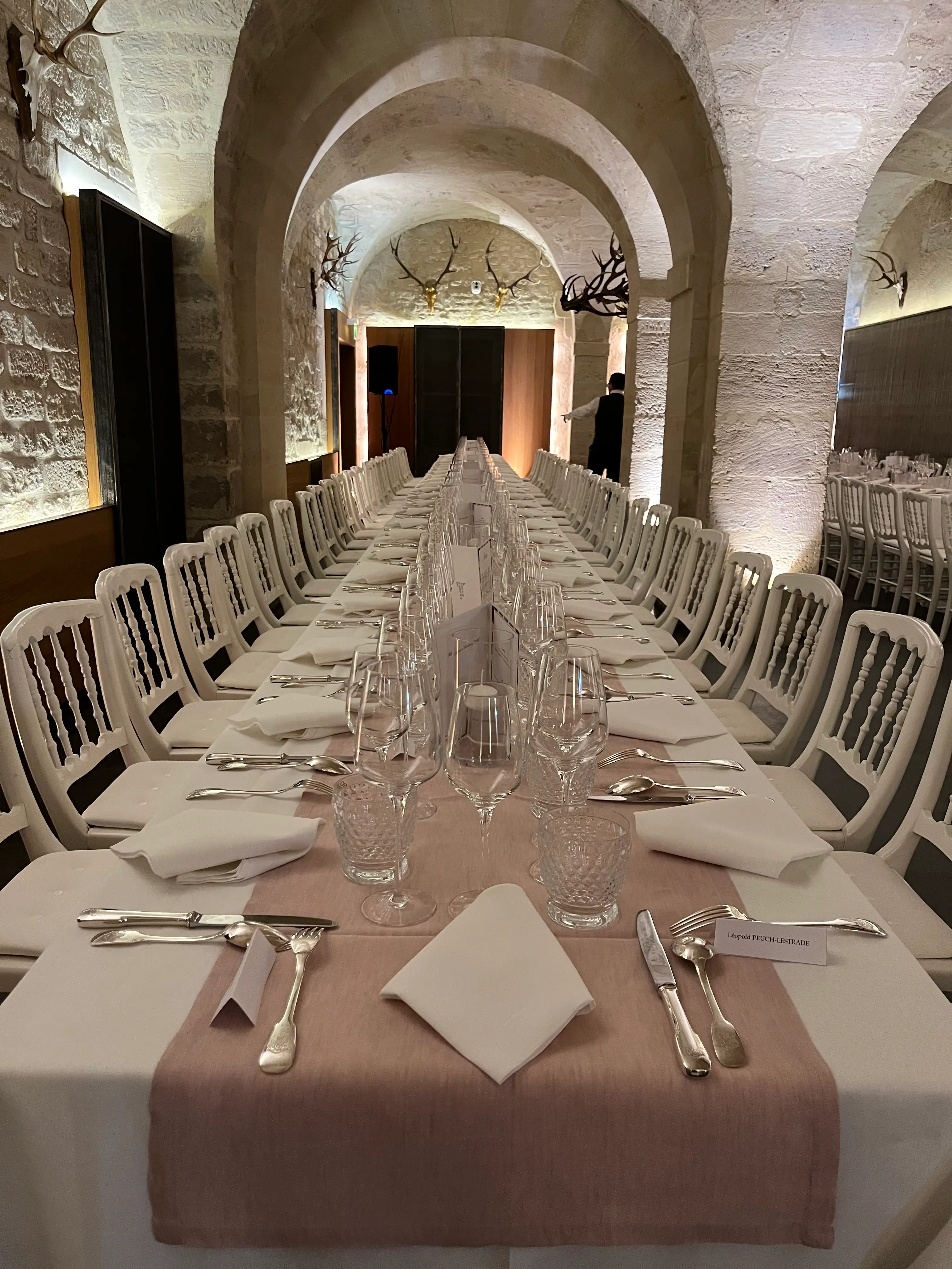 Longue table de mariage dressée sous les voûtes en pierre du Musée de la Chasse et de la Nature