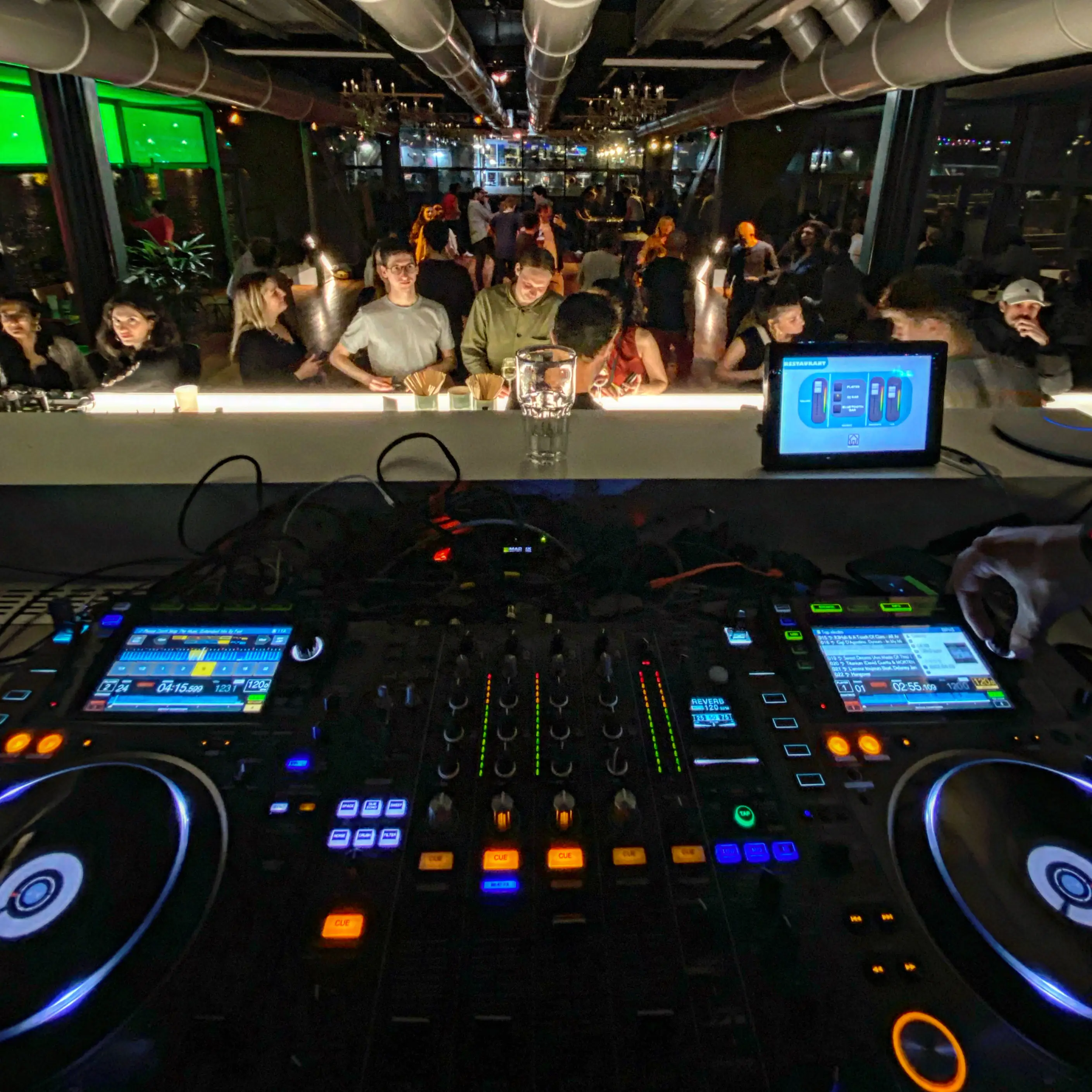 Vue depuis la cabine DJ sur une salle comble pendant un set à l'Annette K